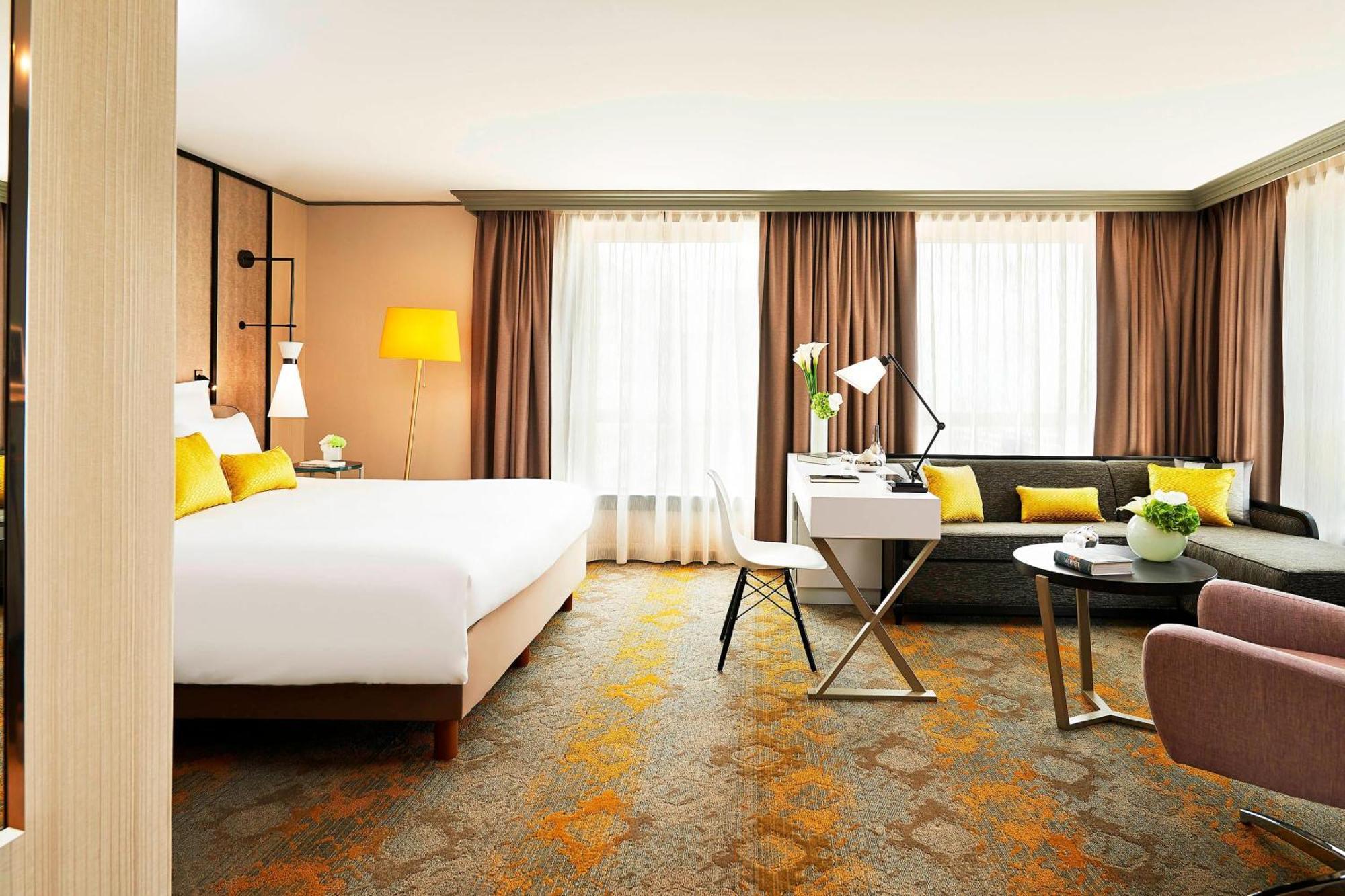 Hotel Renaissance Paris La Defense 4*