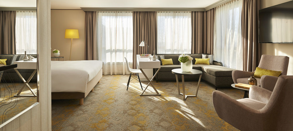 Hotel Renaissance Paris La Defense 4*