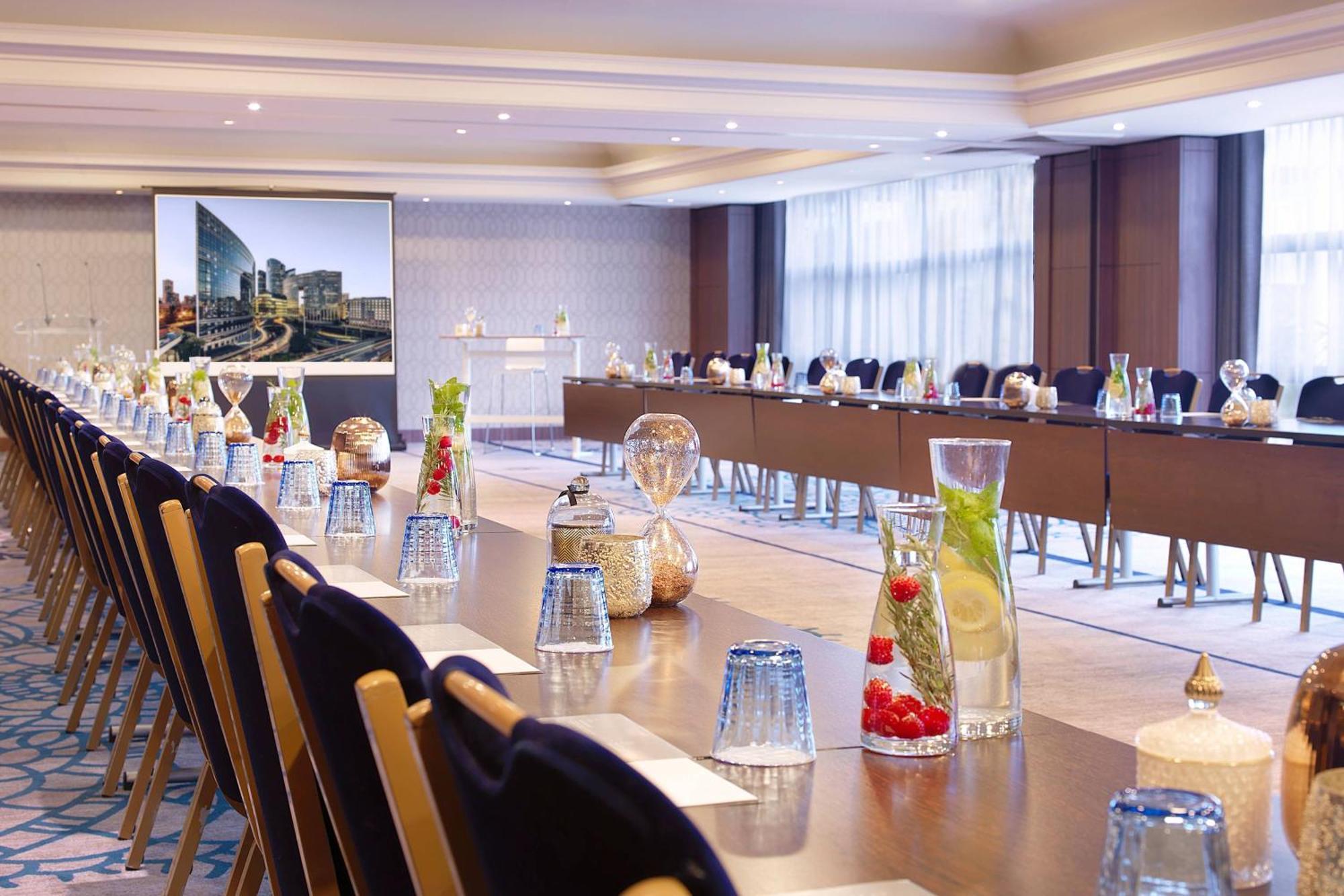 Hotel Renaissance Paris La Defense 4*