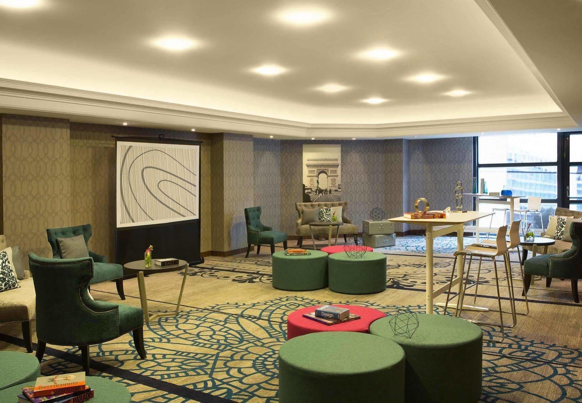 Hotel Renaissance Paris La Defense 4*
